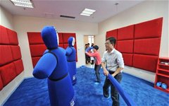 重庆首个情绪宣泄室用沙盘游戏帮助市民为情绪减压